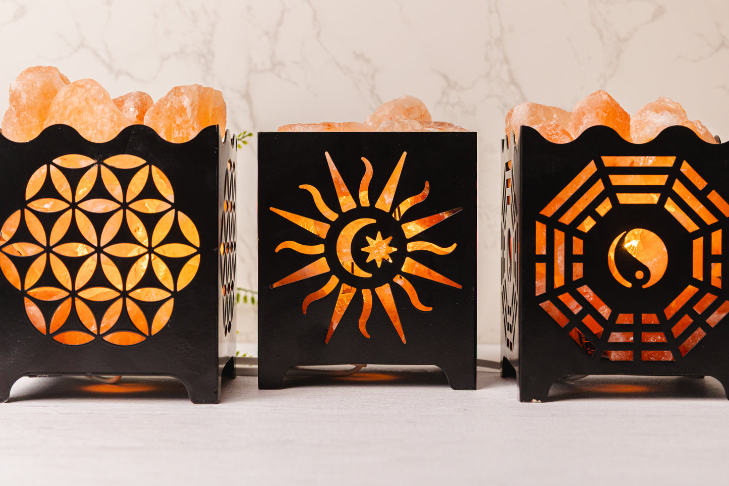 Zwarte ijzeren korf met Himalaya zoutstenen (zoutlamp)