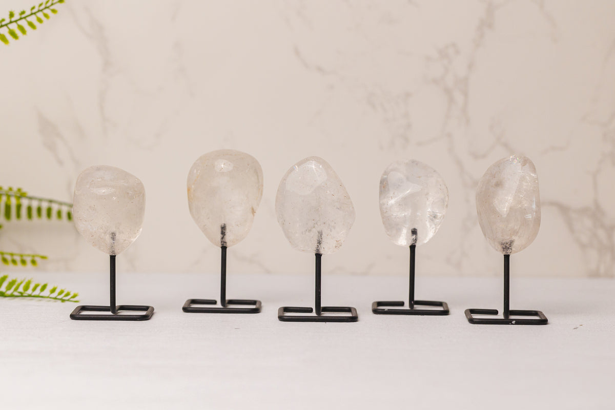 Gepolijste bergkristal op zwart standaard