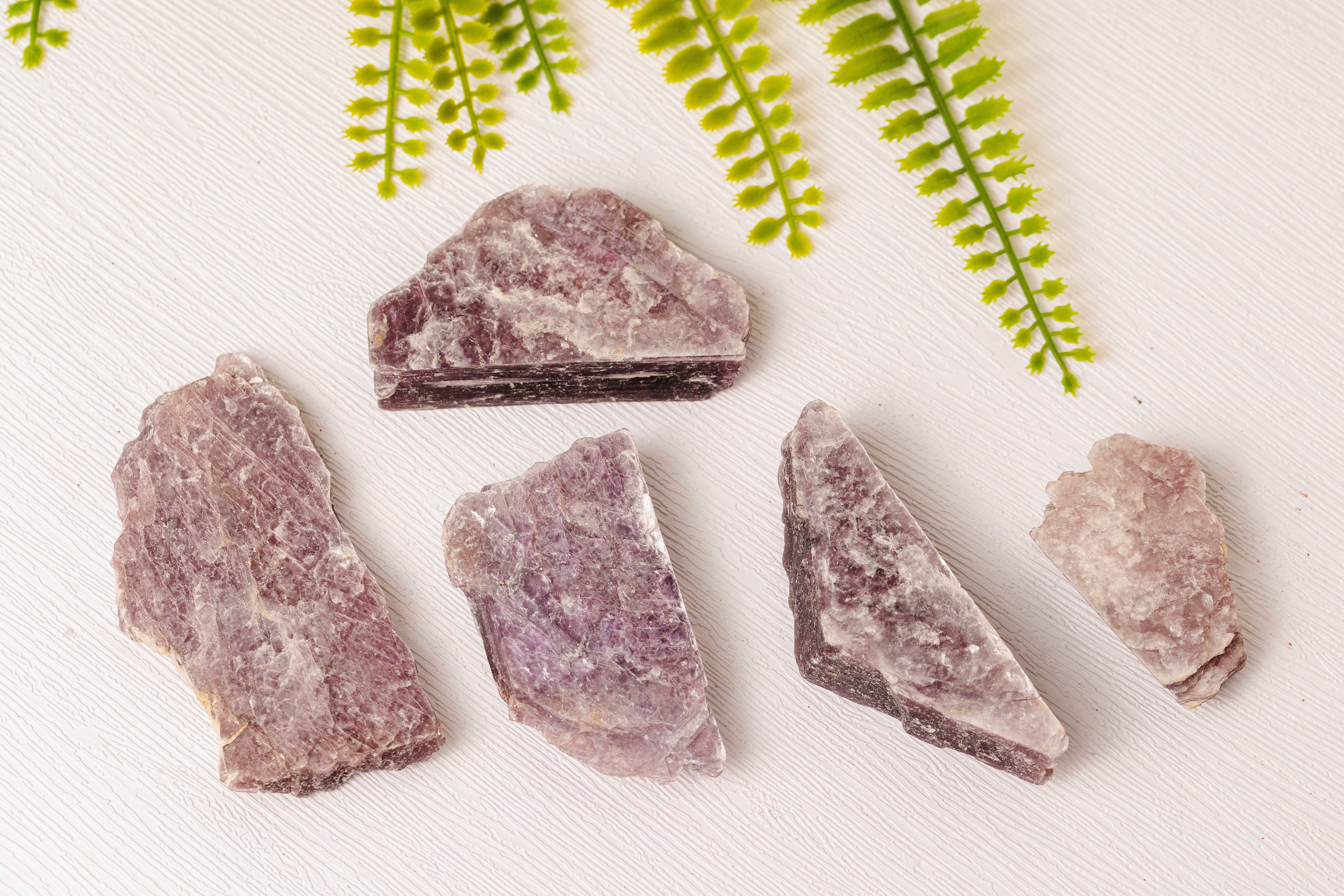 Paarse lepidoliet ruwe stukken