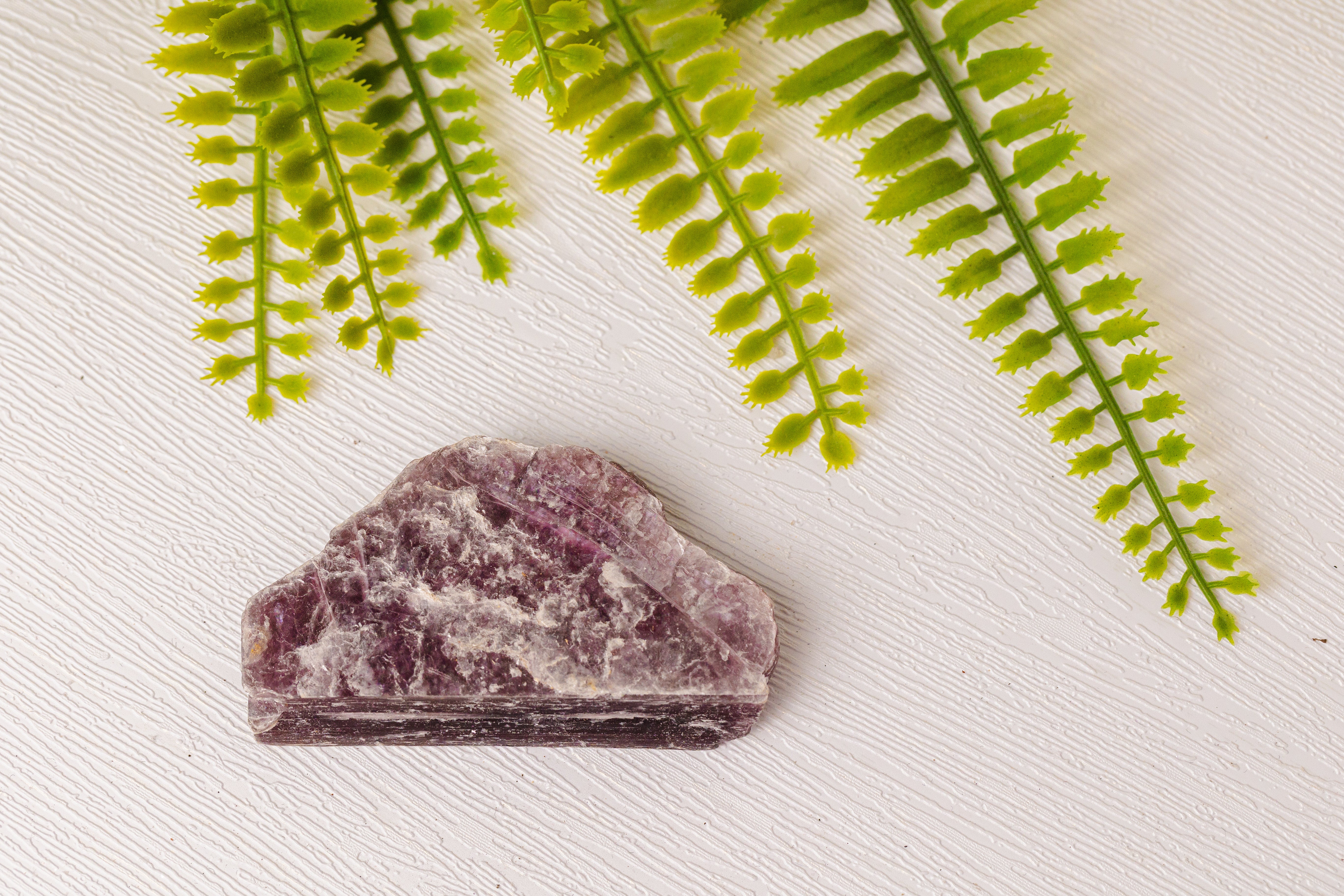 Paarse lepidoliet ruwe stukken