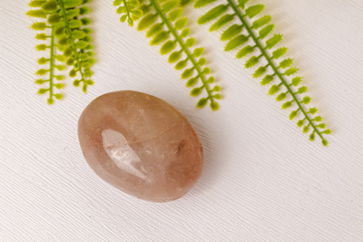 Handstenen van hematoïde kwarts