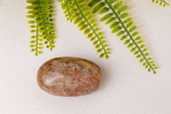 Handstenen van hematoïde kwarts