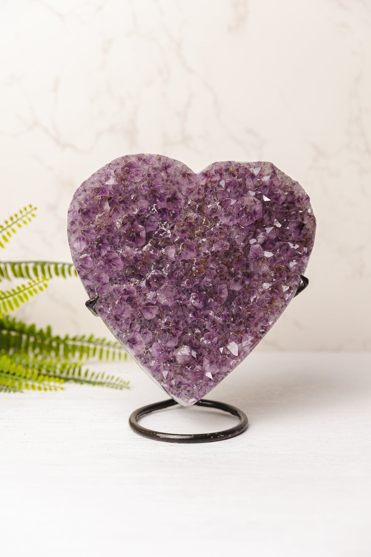 Ruw amethist hart op standaard