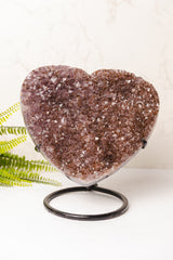 Ruw amethist hart op standaard