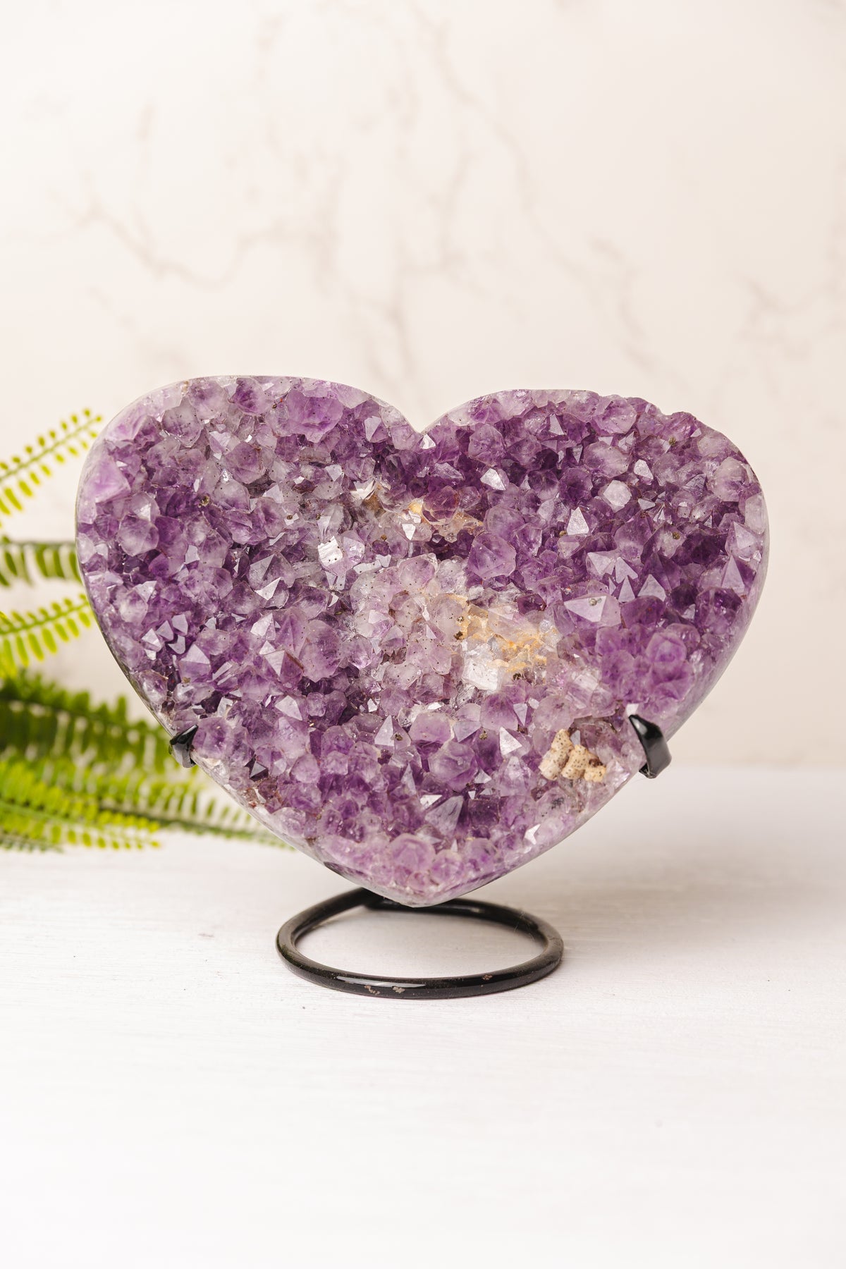 Ruw amethist hart op standaard met calciet insluitingen