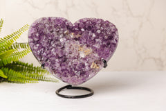 Ruw amethist hart op standaard met calciet insluitingen