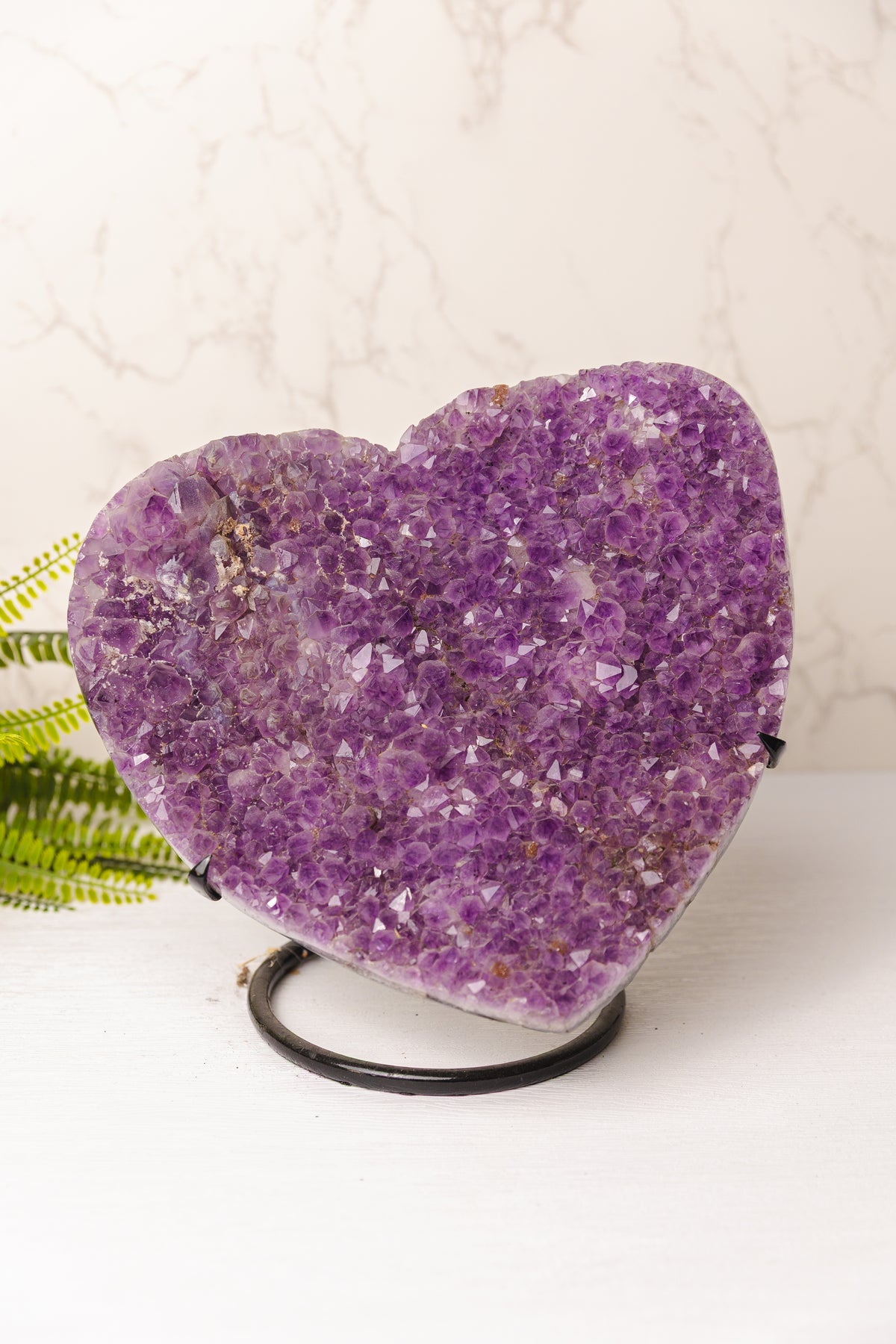 Ruw amethist hart op standaard