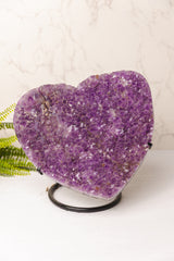 Ruw amethist hart op standaard