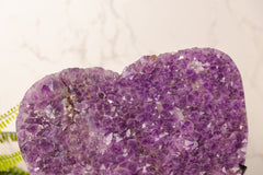 Ruw amethist hart op standaard