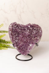 Ruw amethist hart op standaard