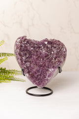 Ruw amethist hart op standaard