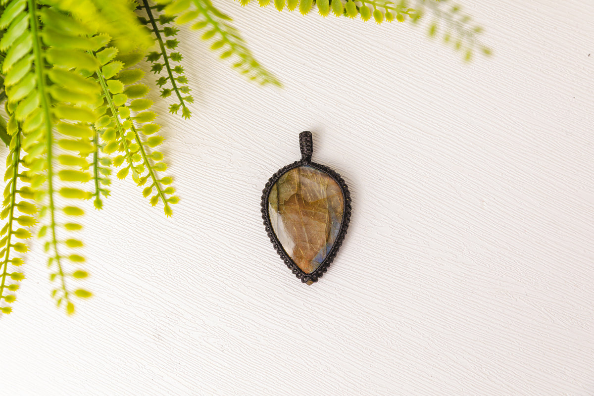 Labradoriet hangers in zwart touw