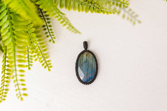 Labradoriet hangers in zwart touw