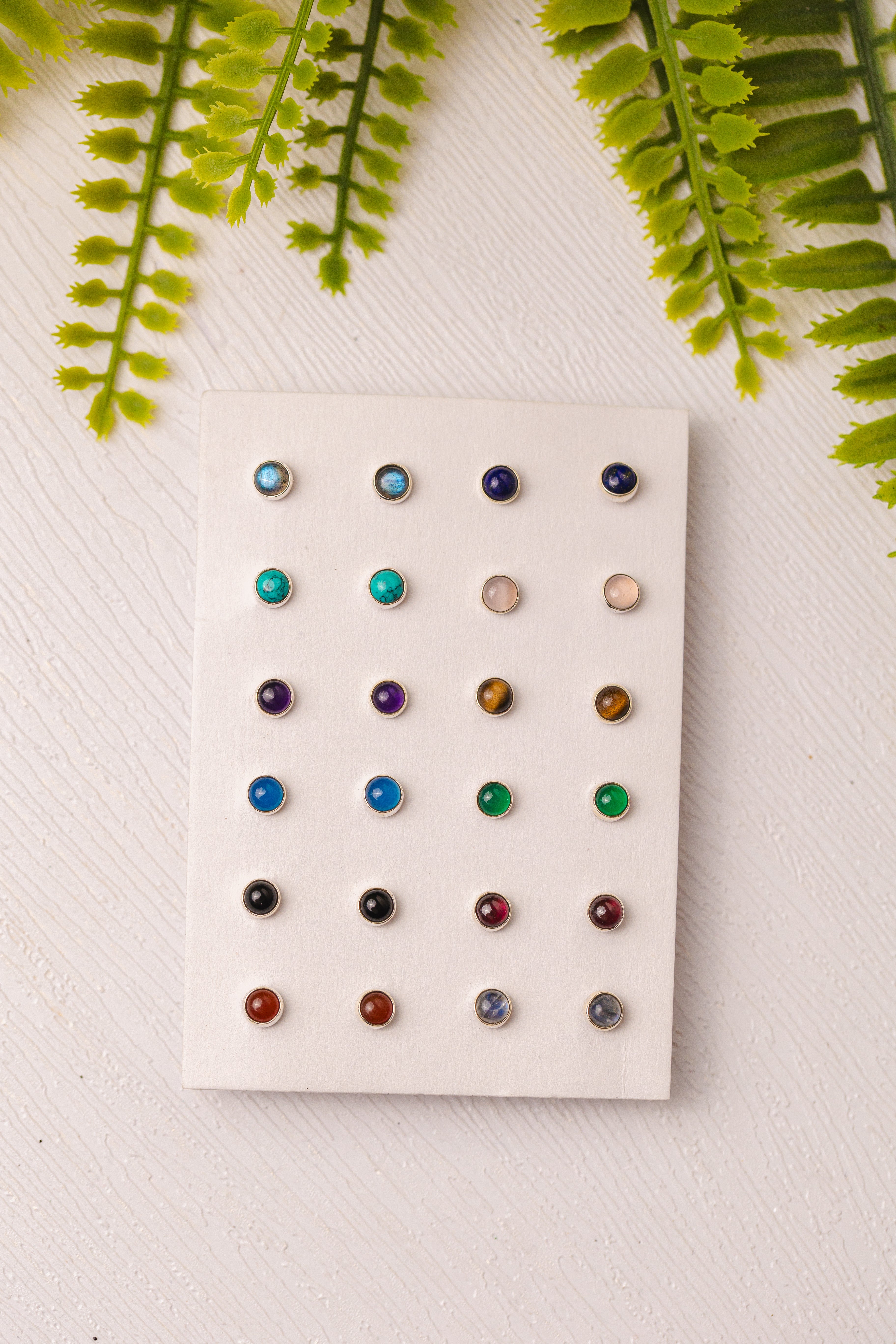 Div. soorten zilveren knopjes met edelstenen