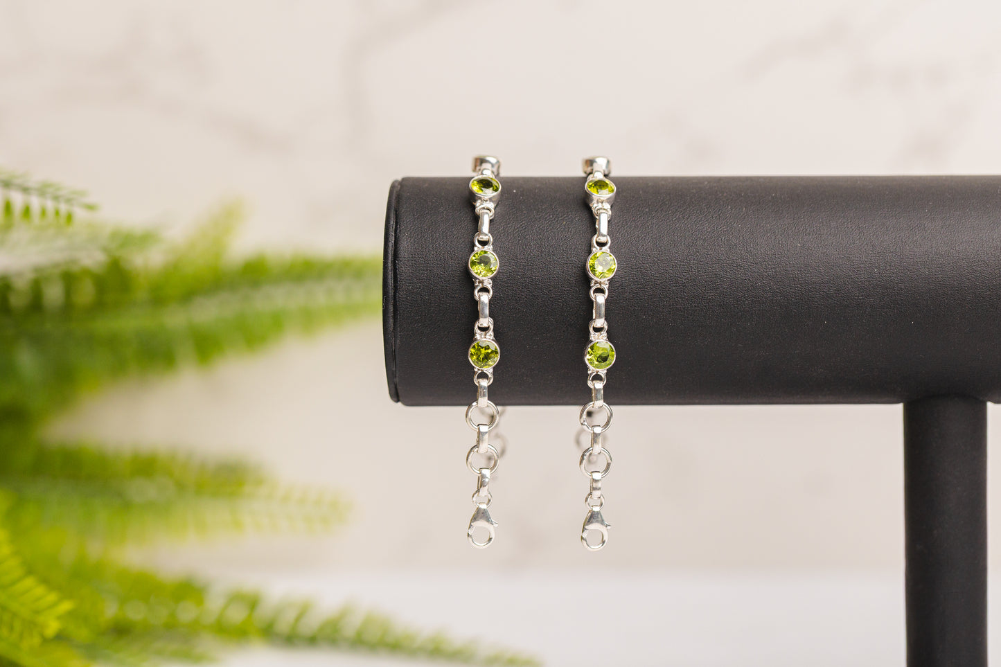 Zilveren peridot armband rond