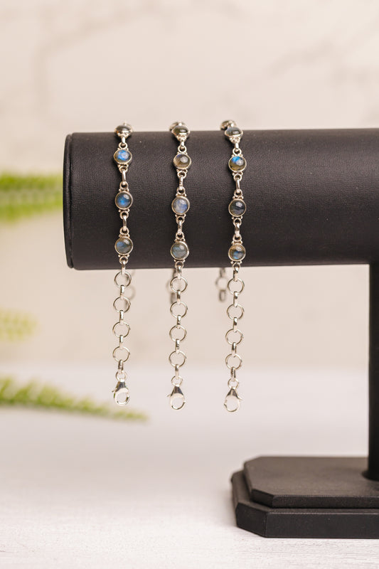 Zilveren labradoriet armband rond