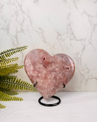 Roze Amethist hart op standaard
