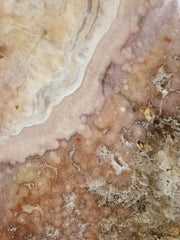 Rosa Amethist auf rotem Standard